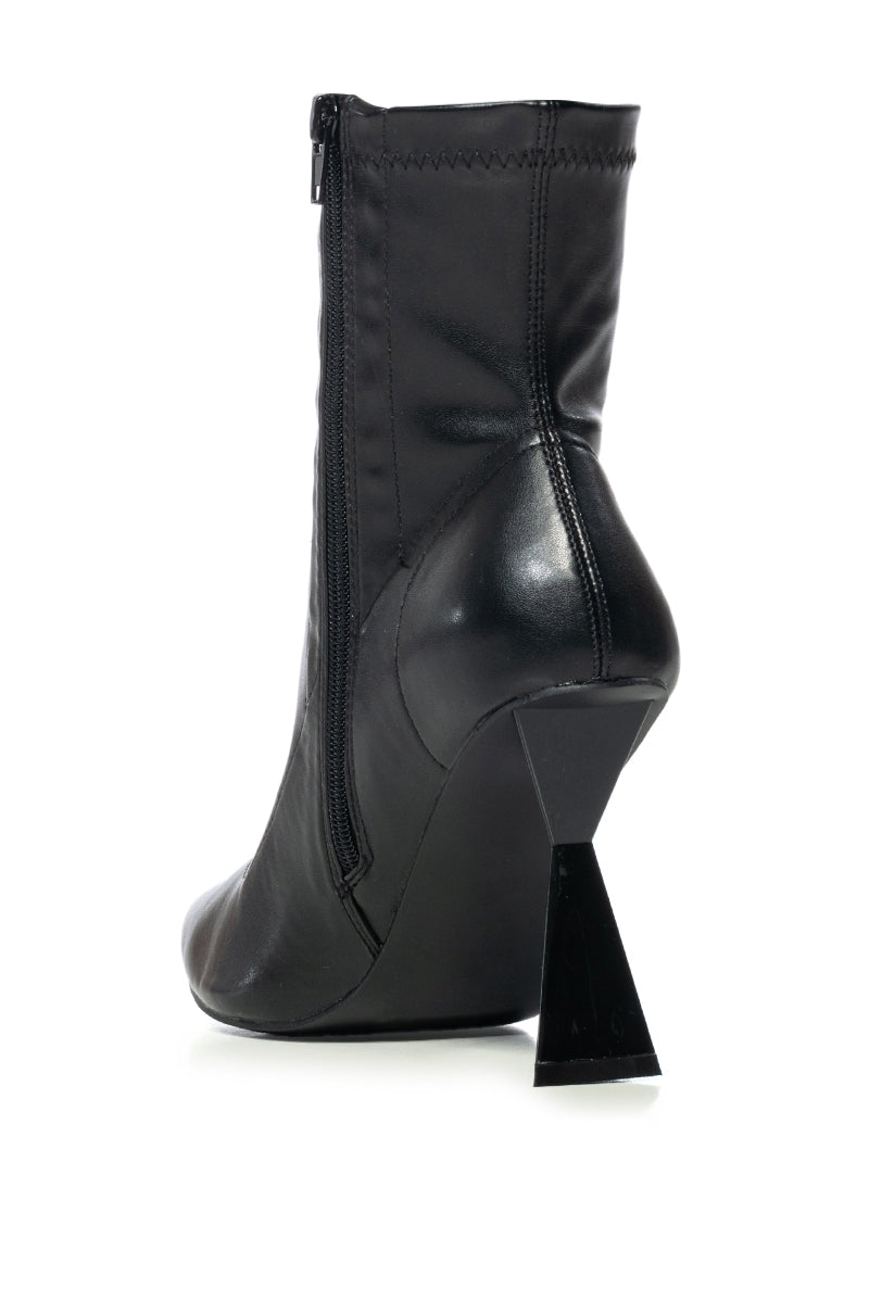 AZALEA WANG TARANTO NOVELTY HEEL BLACK BOOTIE