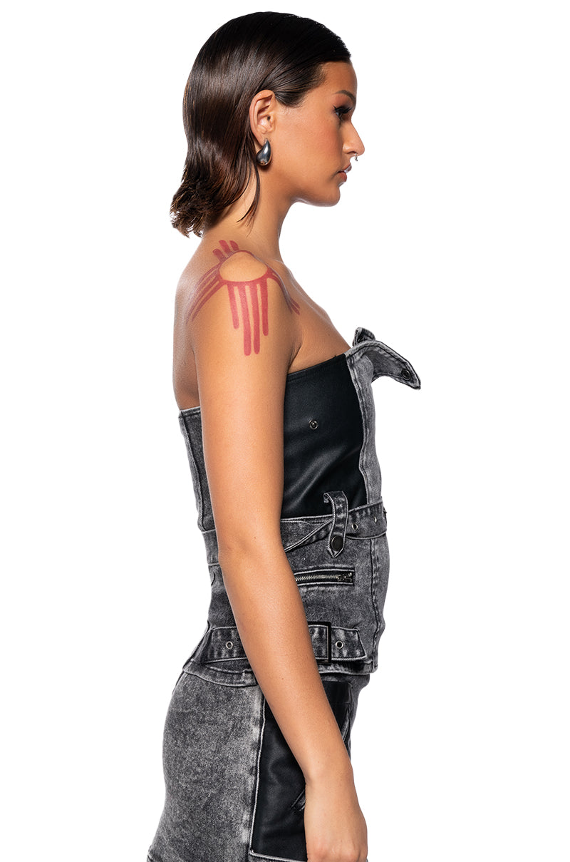 EXCLUSIVE LOOKS BELTED CORSET TOP