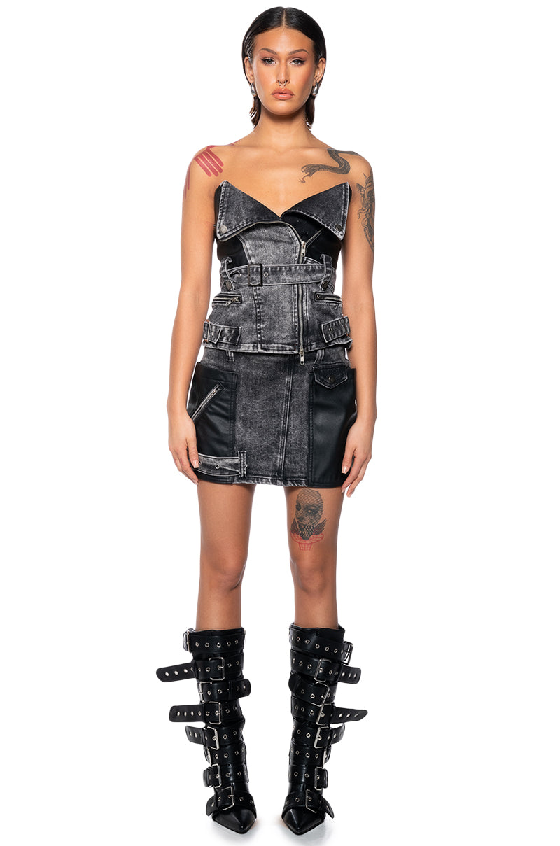 EXCLUSIVE LOOKS BELTED CORSET TOP
